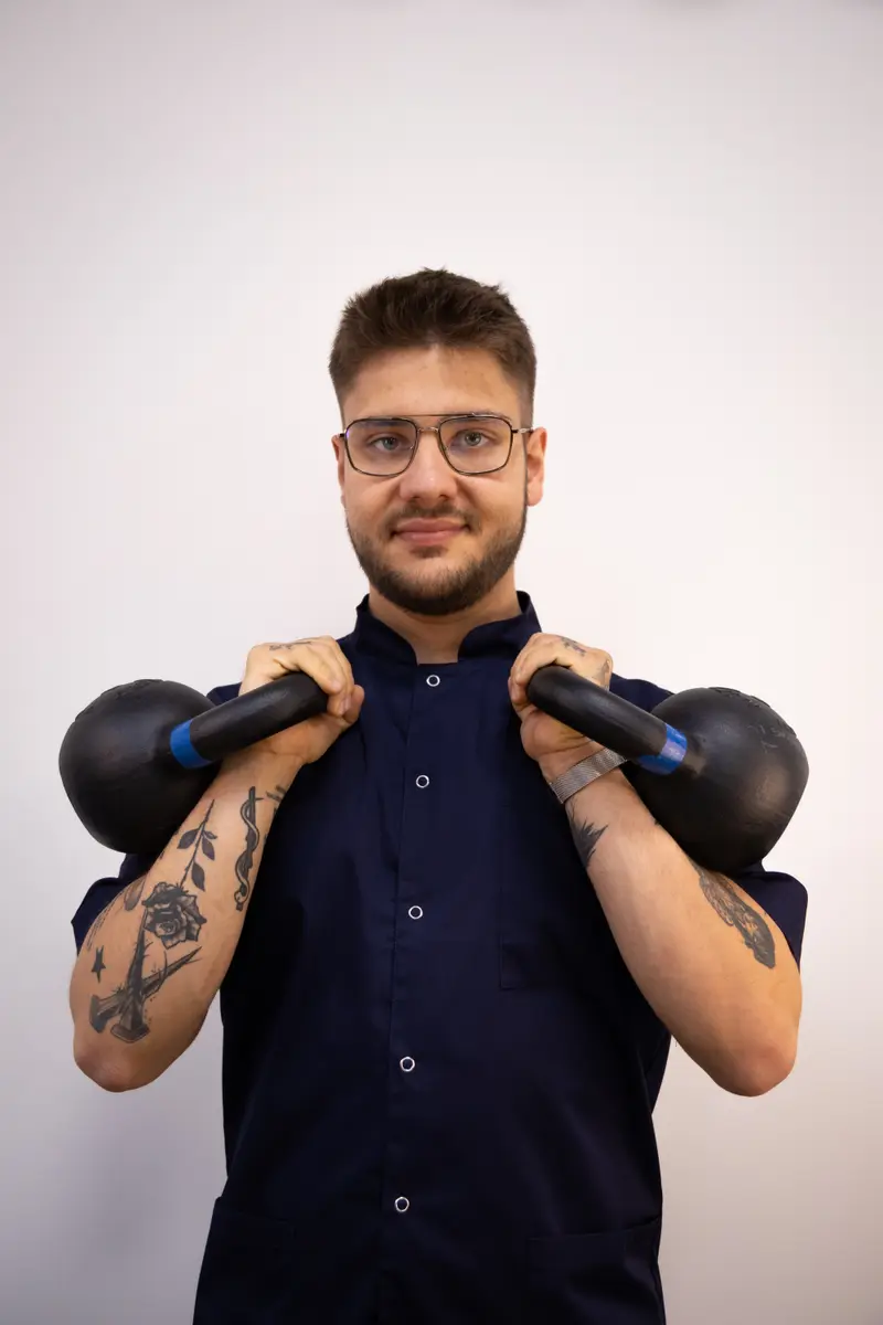 Jakub Gibas z dwoma kettlebellami